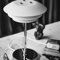 DL20 bordlampe, krom/hvid Dyberg Larsen