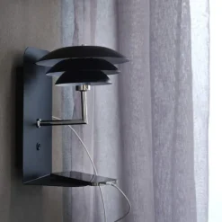 Online DL20 væglampe med USB, sort Dyberg Larsen