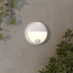 Pylus Round udendørs væglampe med sensor, halvskærm, hvid Udendørs Væglamper