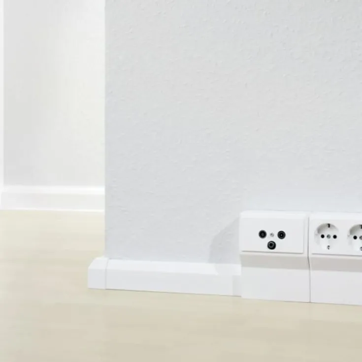 Outlet 2 meter fodpanel, SL 20/70 mm, hvid Kabelkanaler