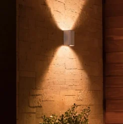 Resonate udendørs væglampe, Philips Hue|Philips Hue
