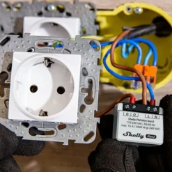 Outlet Plus Mini effektmåler med Wi-fi Afbrydere